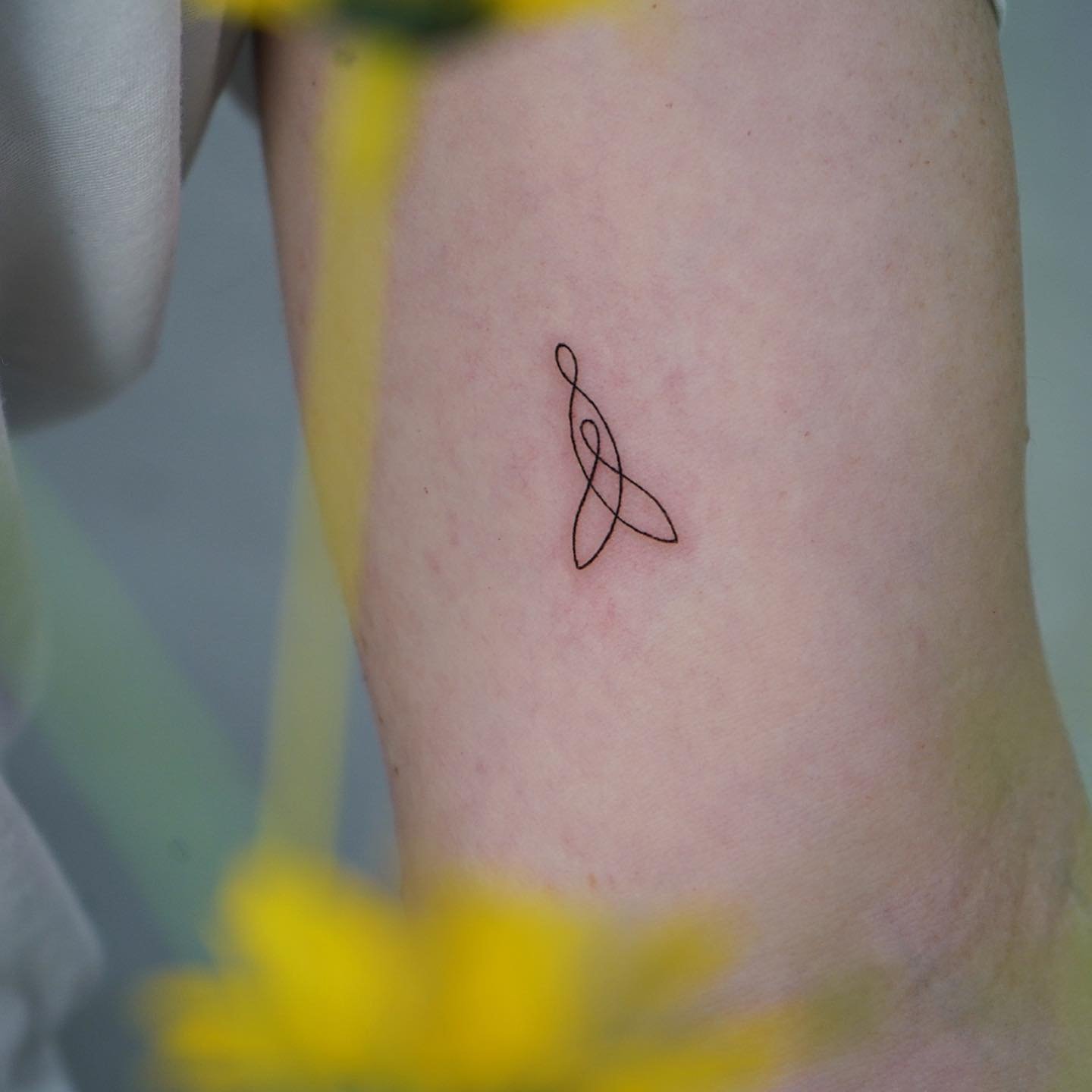 Tatuaje de geometrico en antebrazo, línea fina Sinkply Madrid