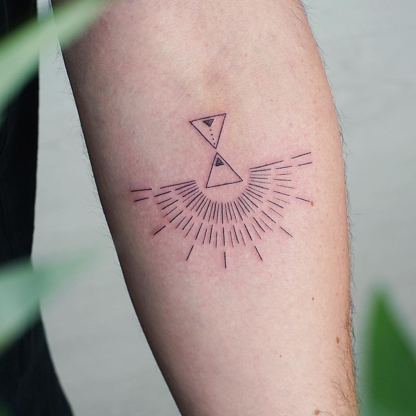 Tatuaje de geometrico en antebrazo, línea fina Sinkply Madrid