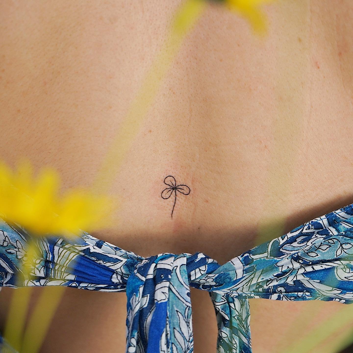 Tatuaje de geometrico en antebrazo, línea fina Sinkply Madrid