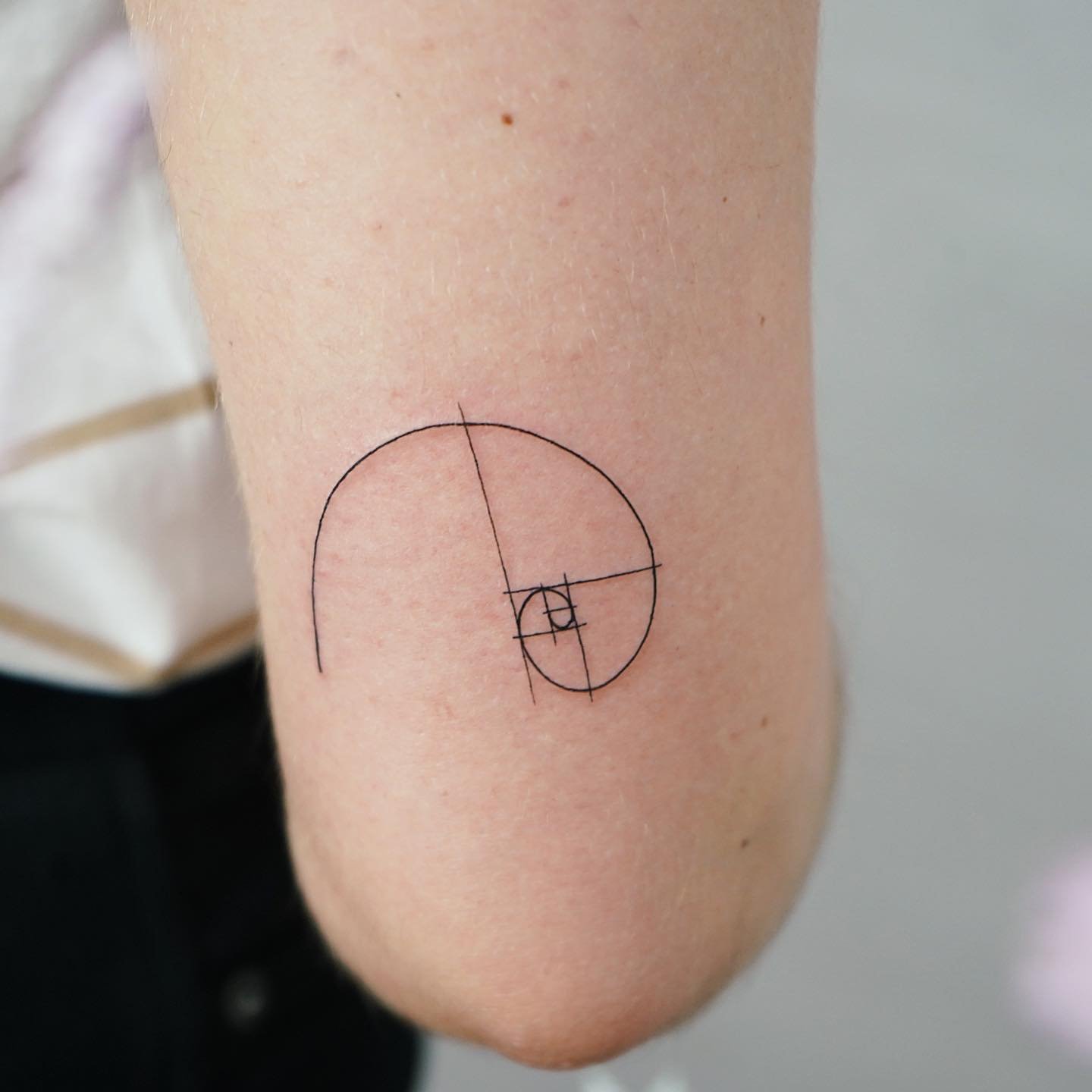 Tatuaje de geometrico en antebrazo, línea fina Sinkply Madrid