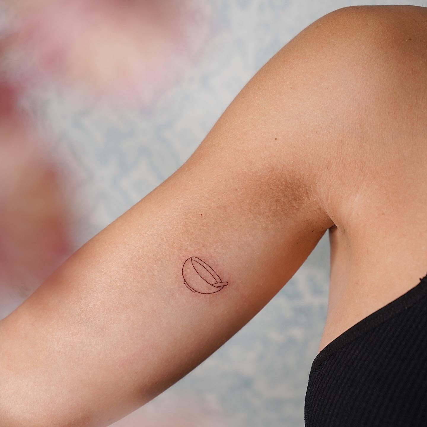 Tatuaje de geometrico en antebrazo, línea fina Sinkply Madrid