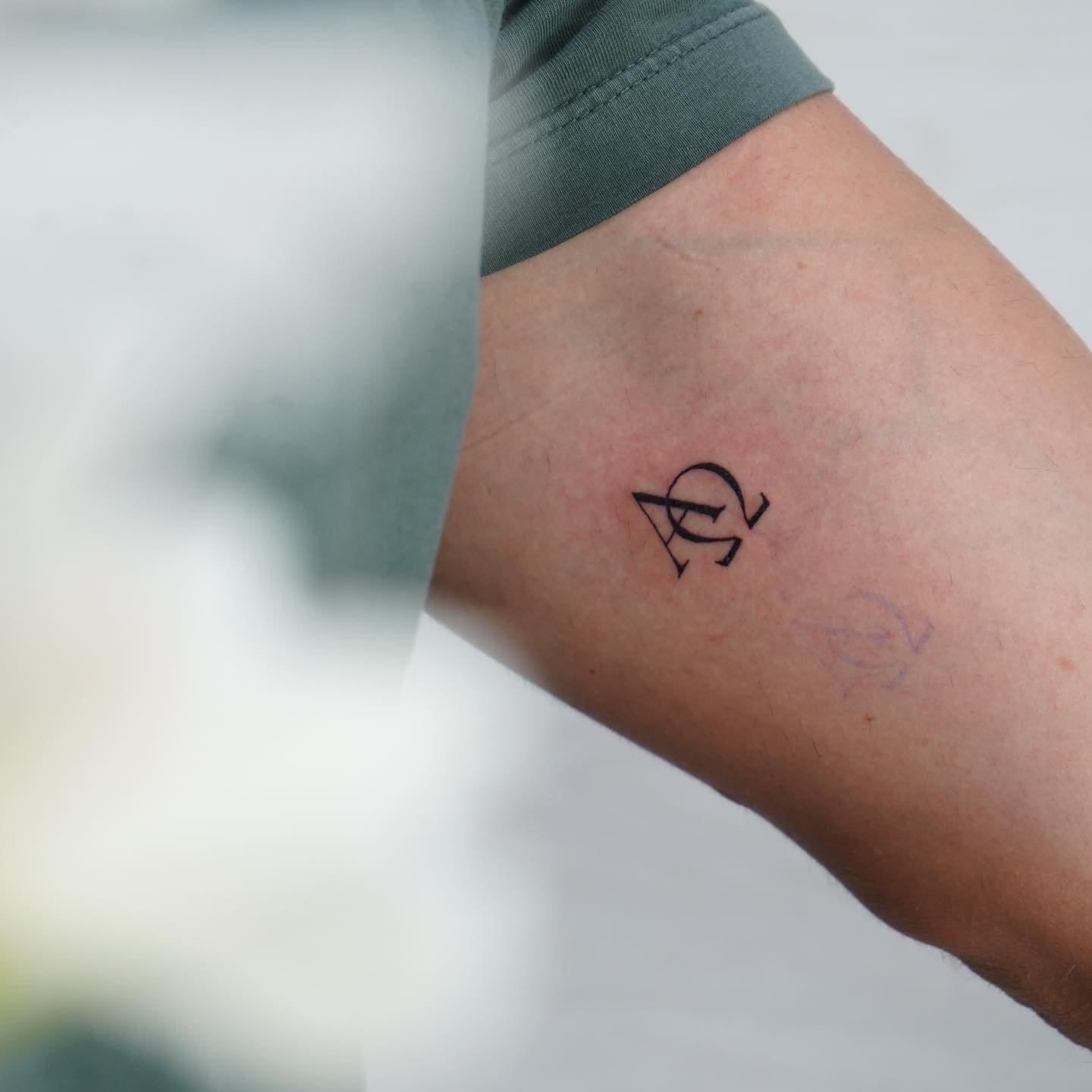 Tatuaje de geometrico en antebrazo, línea fina Sinkply Madrid