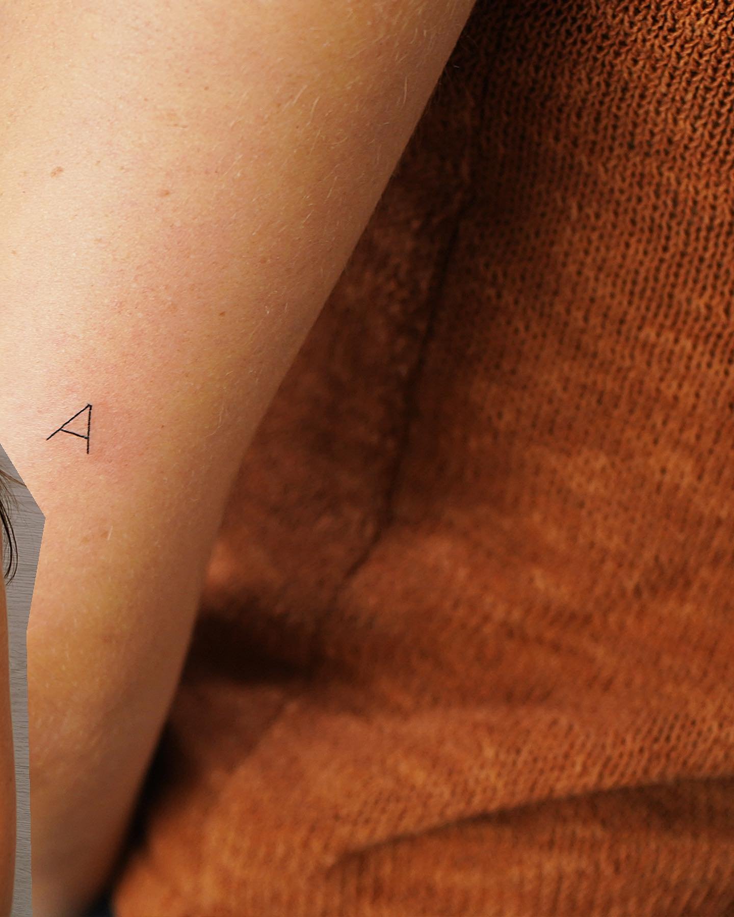 Tatuaje de geometrico en antebrazo, línea fina Sinkply Madrid