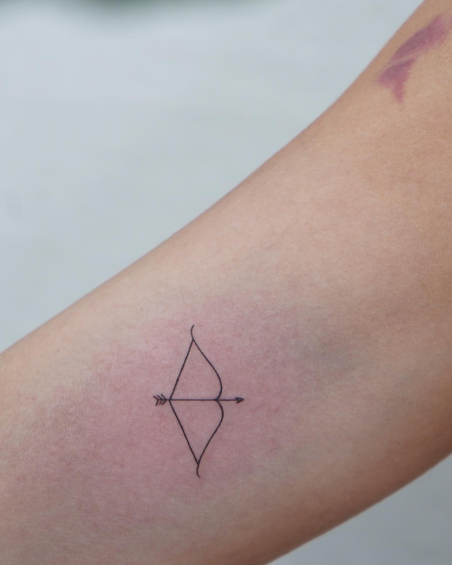Tatuaje de geometrico en antebrazo, línea fina Sinkply Madrid