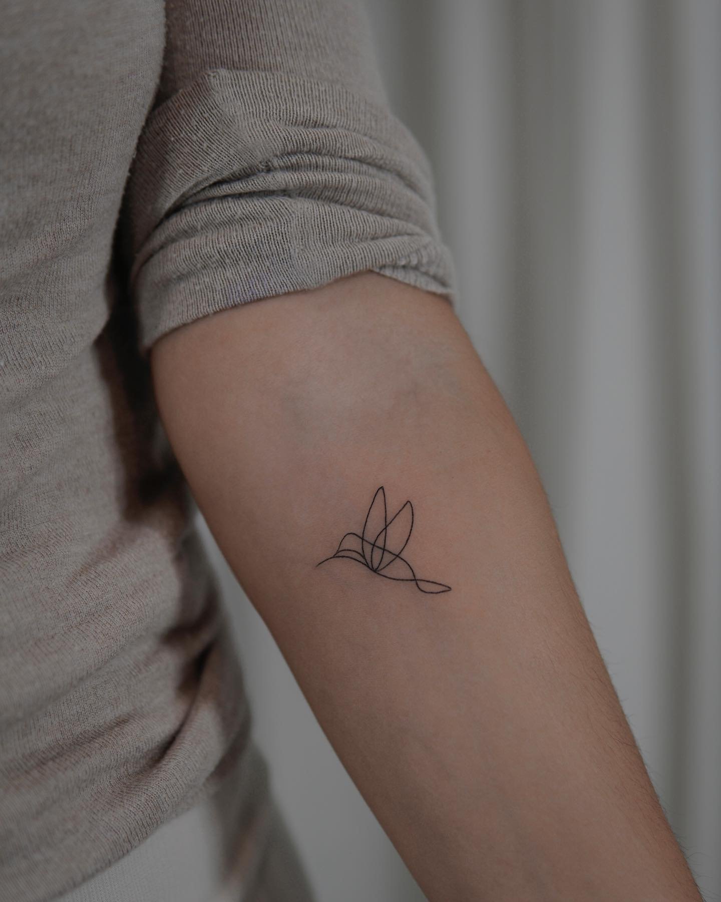 Tatuaje de geometrico en antebrazo, línea fina Sinkply Madrid