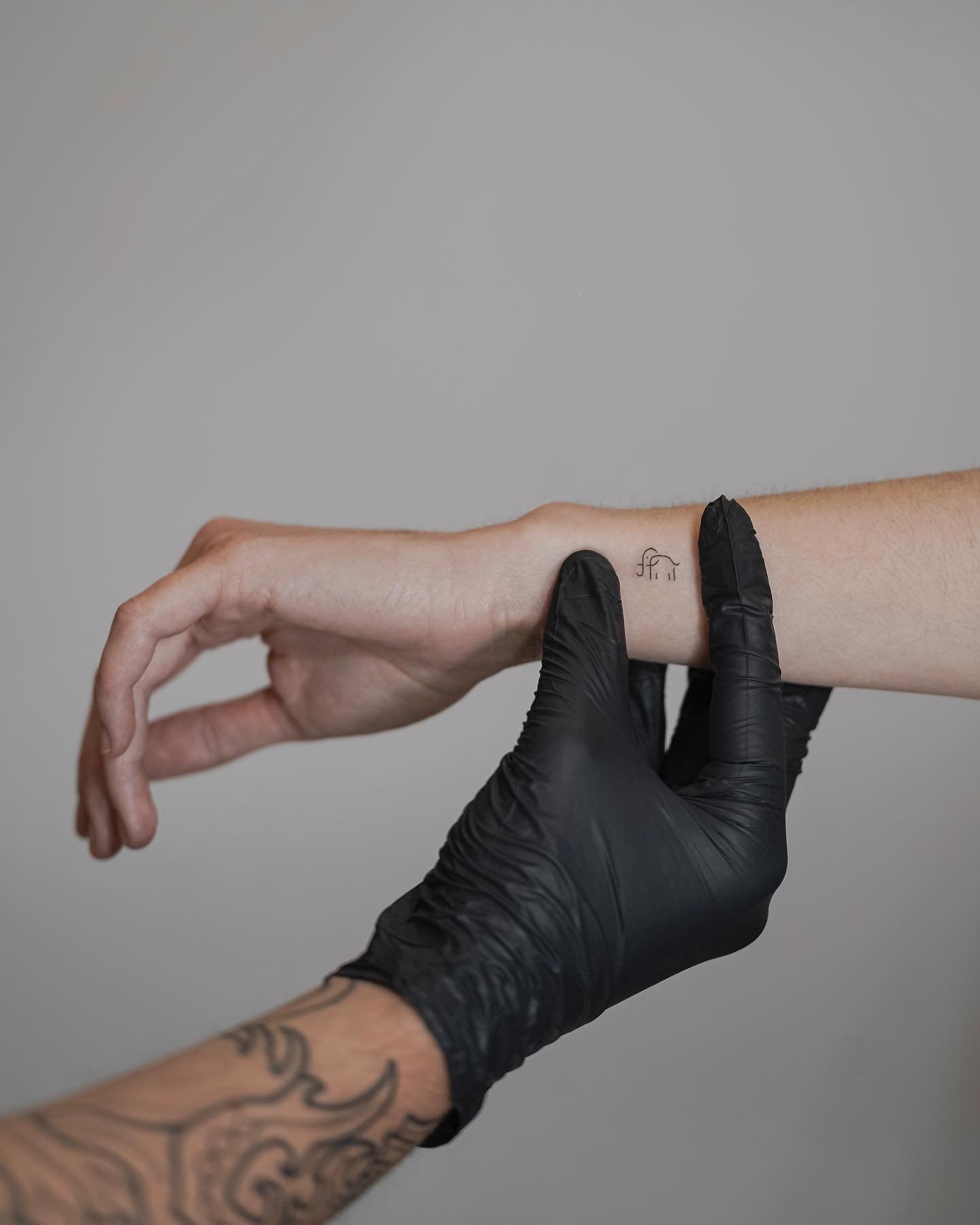 Tatuaje de geometrico en antebrazo, línea fina Sinkply Madrid