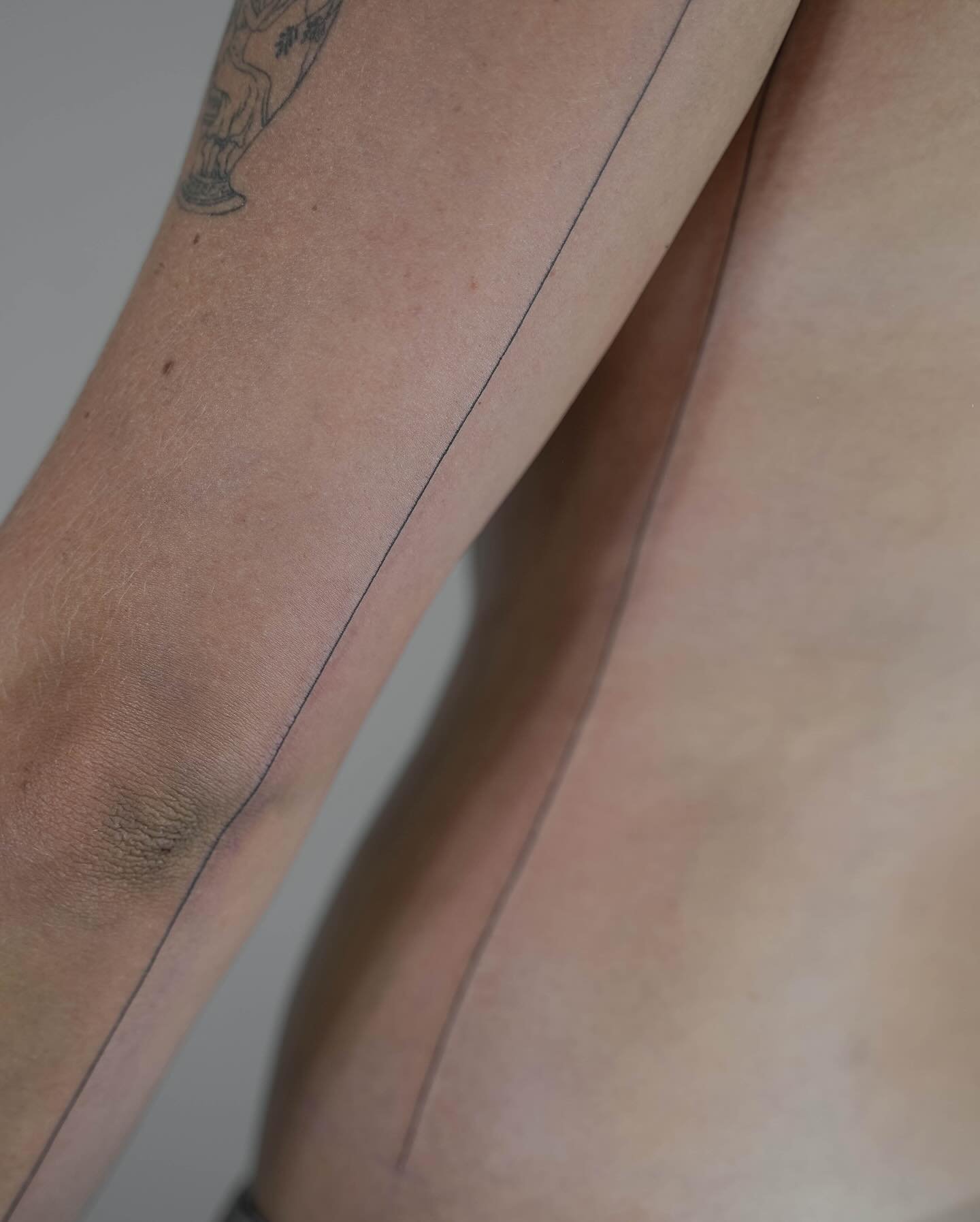 Tatuaje de geometrico en antebrazo, línea fina Sinkply Madrid