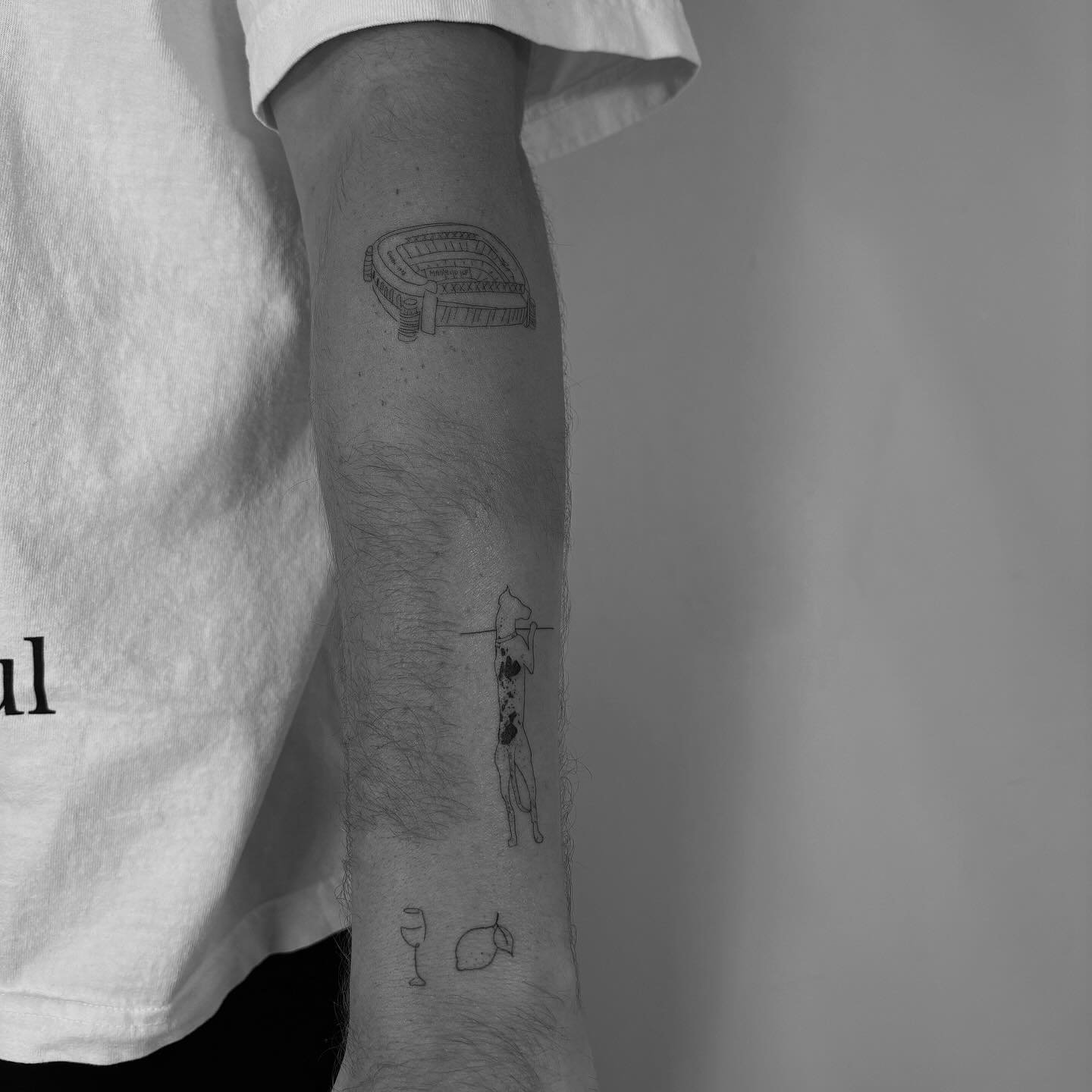 Tatuaje de geometrico en antebrazo, línea fina Sinkply Madrid