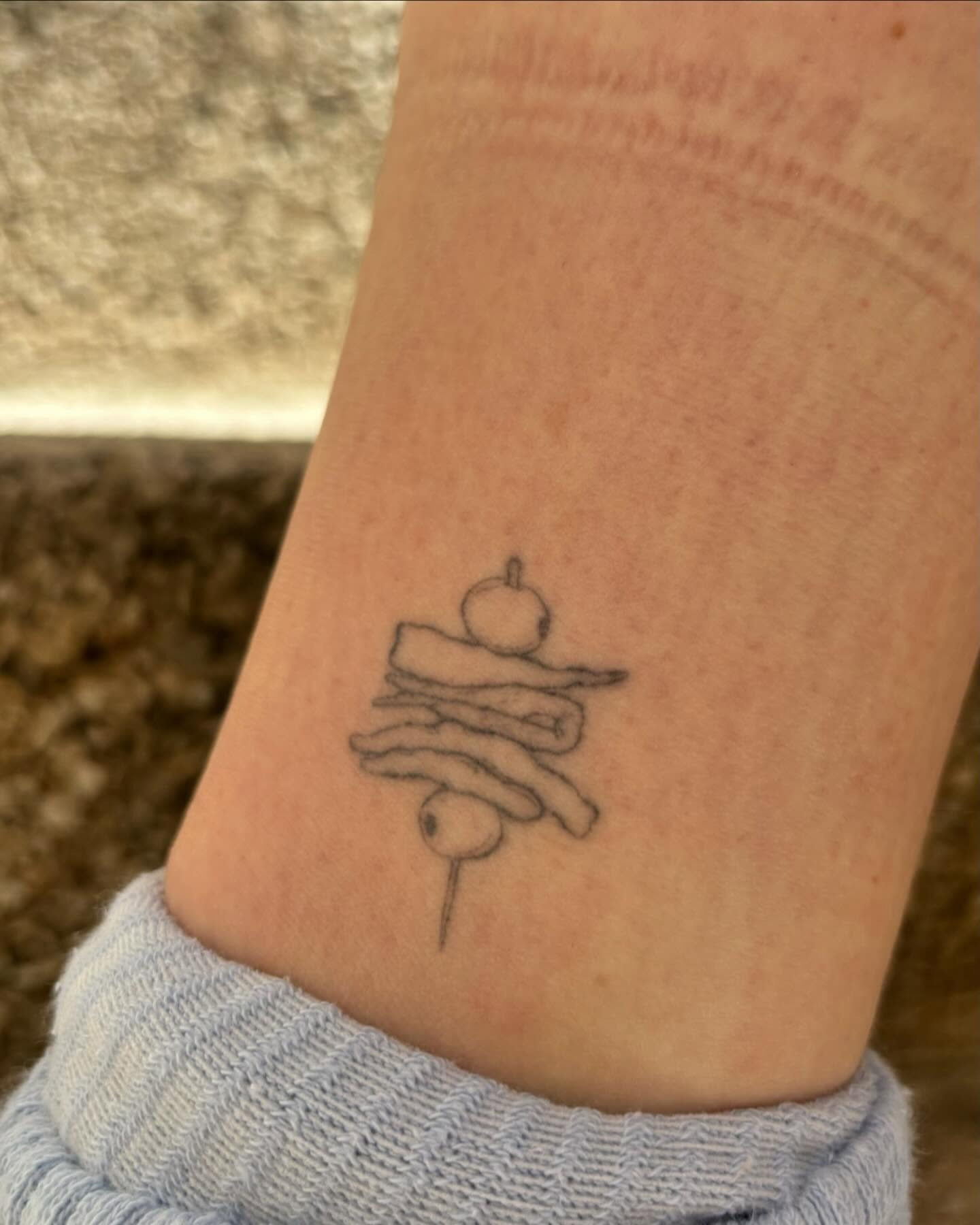 Tatuaje de geometrico en antebrazo, línea fina Sinkply Madrid