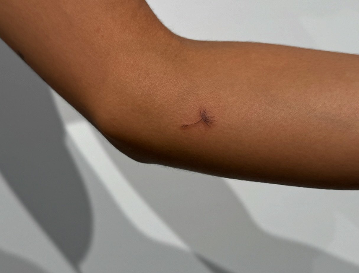 Tatuaje de geometrico en antebrazo, línea fina Sinkply Madrid
