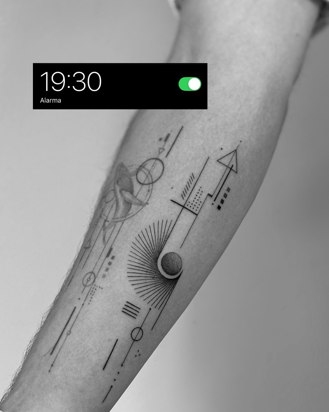 Tatuaje de geometrico en antebrazo, línea fina Sinkply Madrid