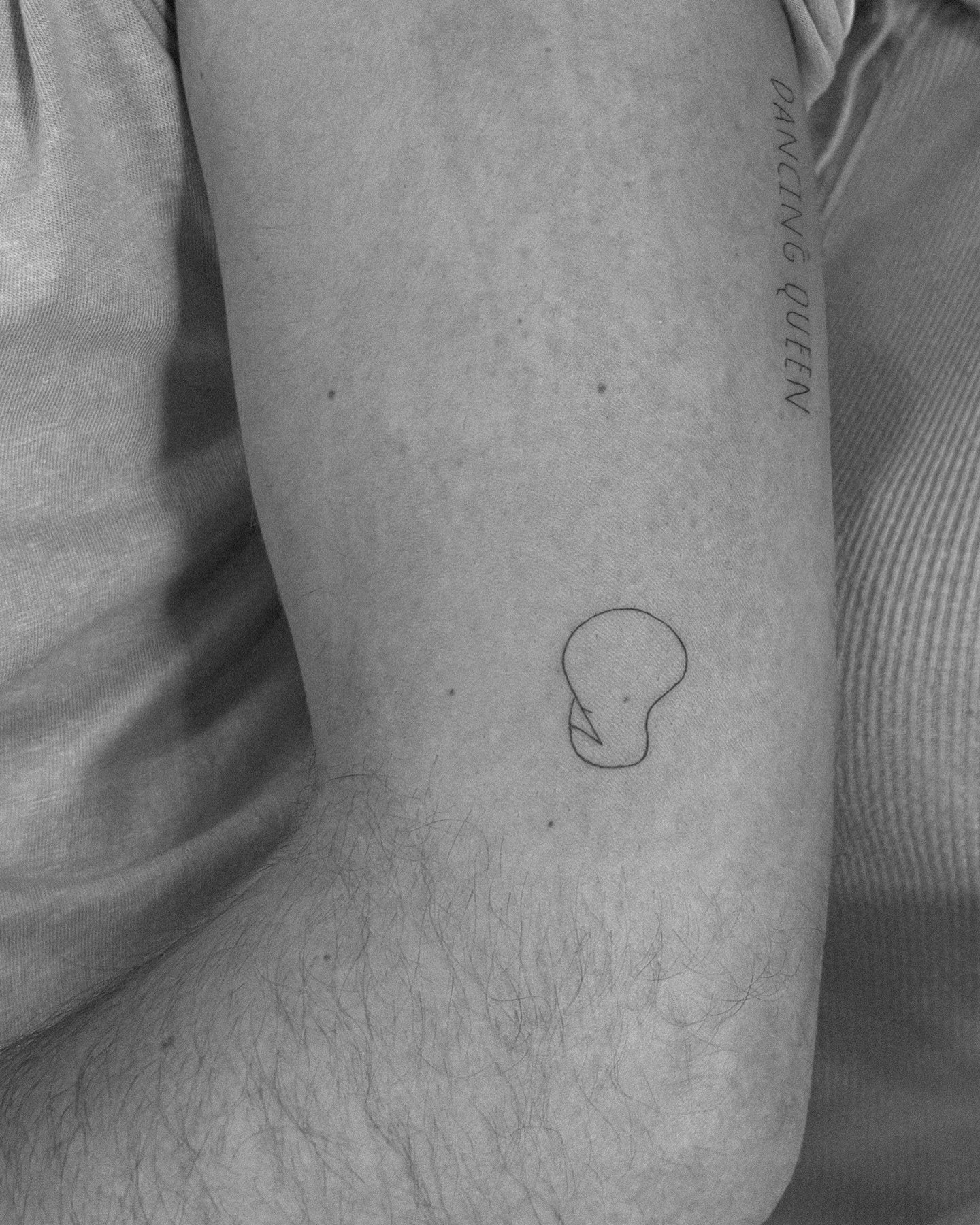 Tatuaje de geometrico en antebrazo, línea fina Sinkply Madrid