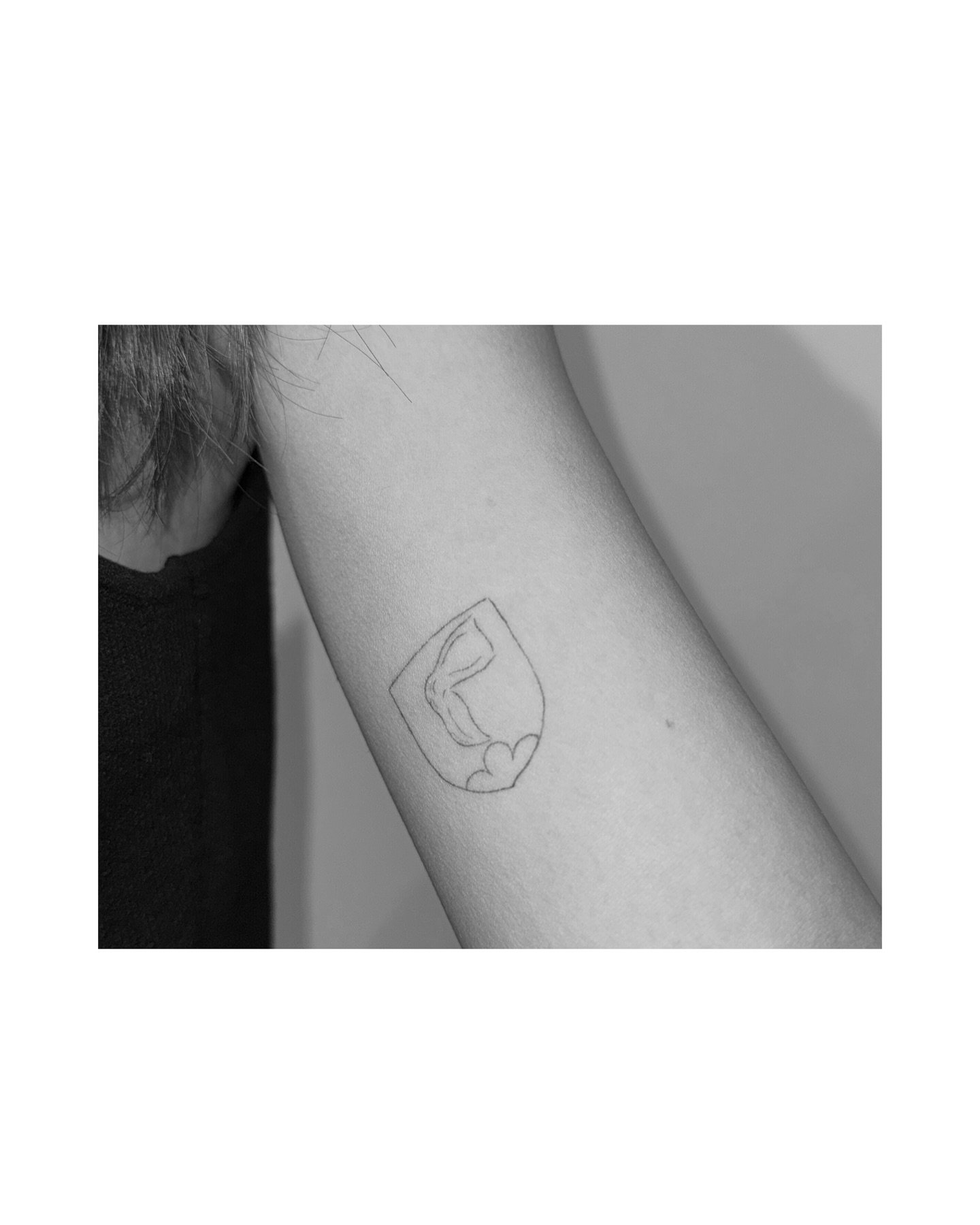 Tatuaje de geometrico en antebrazo, línea fina Sinkply Madrid