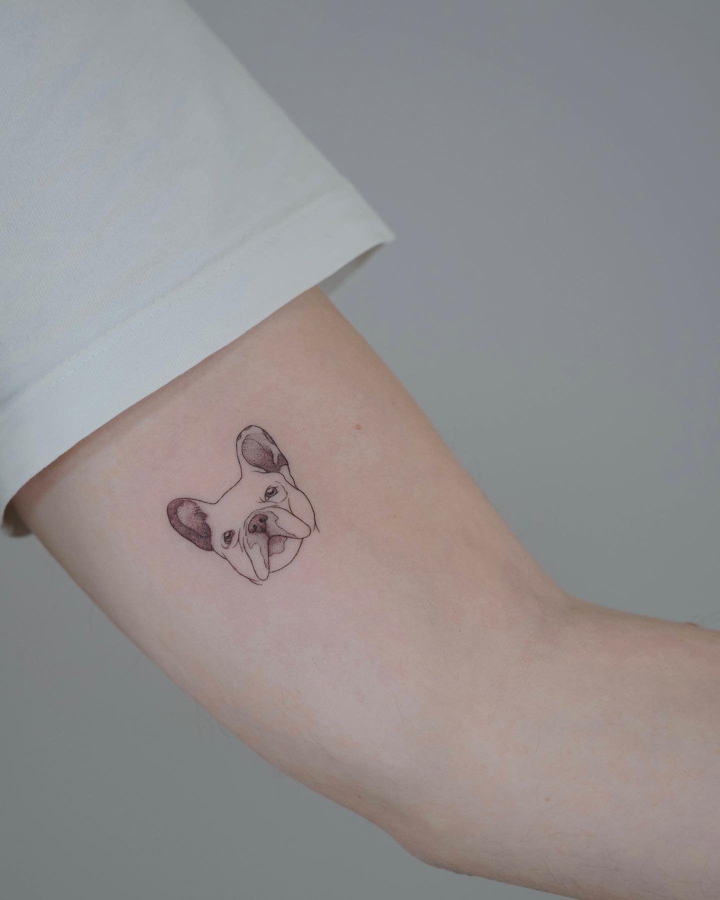 Tatuaje de geometrico en antebrazo, línea fina Sinkply Madrid