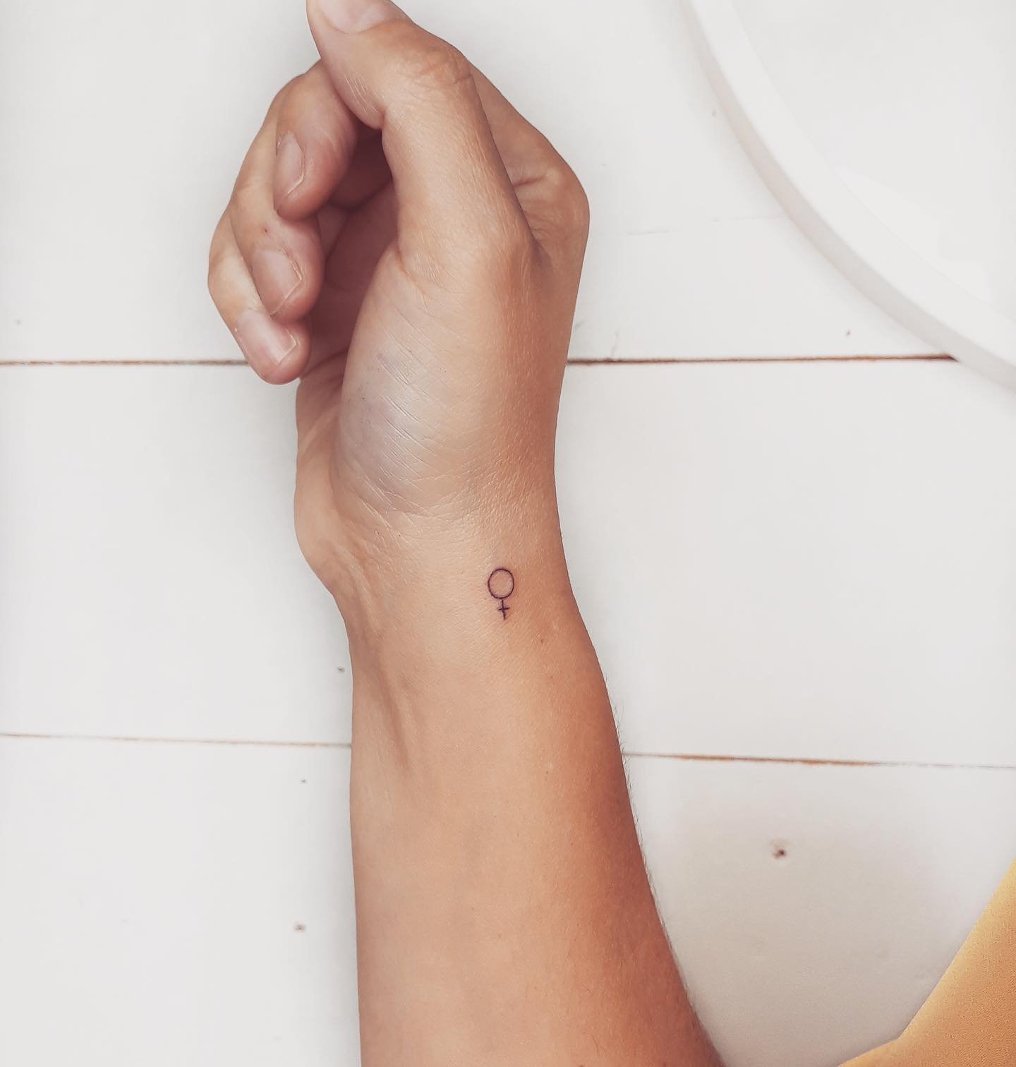 Tatuaje de geometrico en antebrazo, línea fina Sinkply Madrid