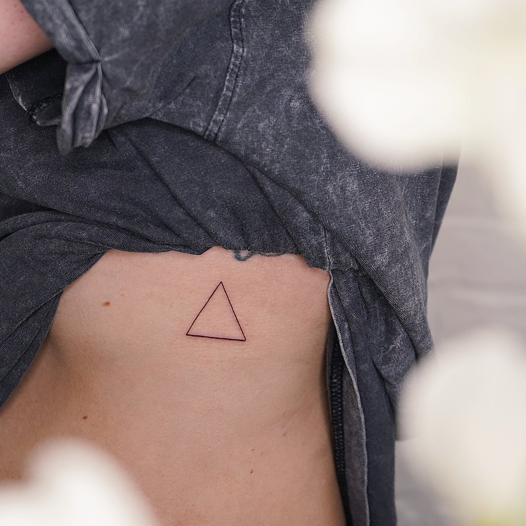 Tatuaje de geometrico en antebrazo, línea fina Sinkply Madrid