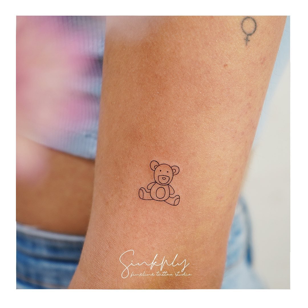 Tatuaje de geometrico en antebrazo, línea fina Sinkply Madrid