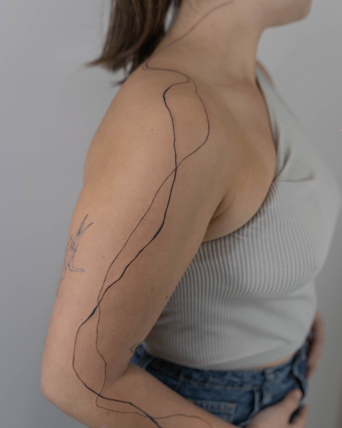 Tatuaje de geometrico en antebrazo, línea fina Sinkply Madrid