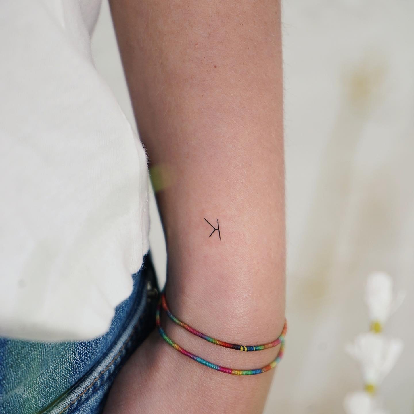 Tatuaje de geometrico en antebrazo, línea fina Sinkply Madrid