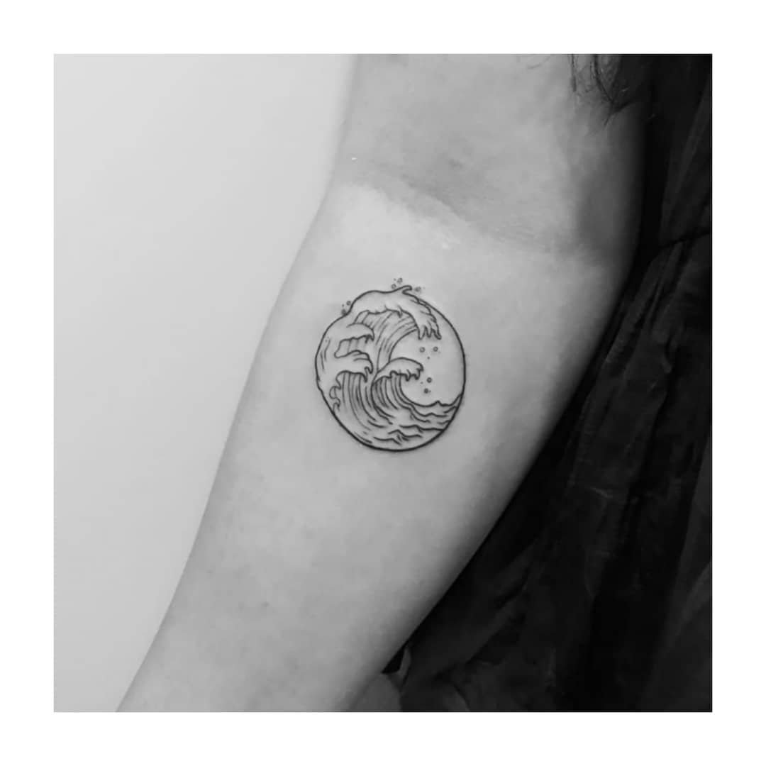 Tatuaje de geometrico en antebrazo, línea fina Sinkply Madrid