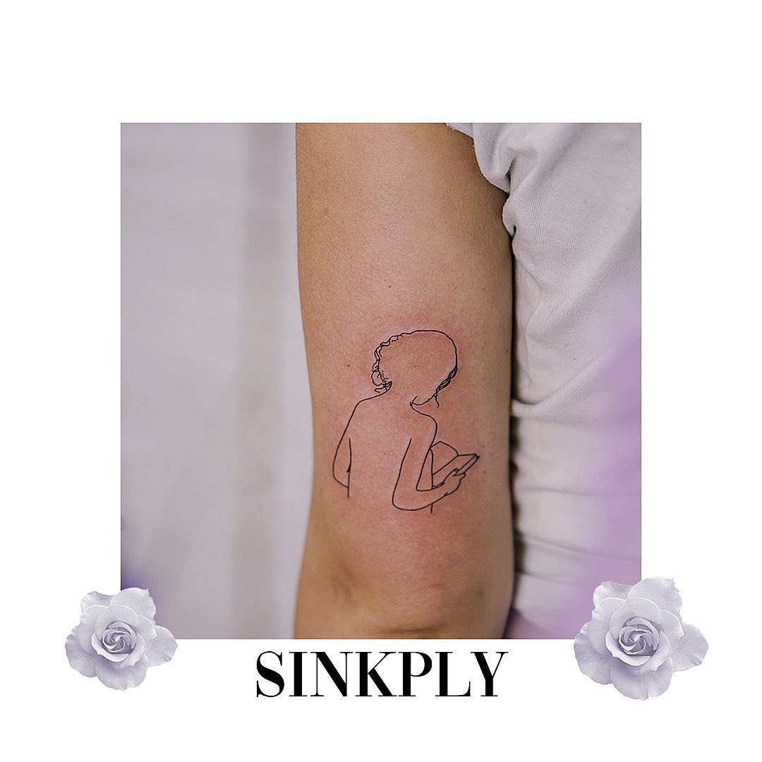 Tatuaje de geometrico en antebrazo, línea fina Sinkply Madrid