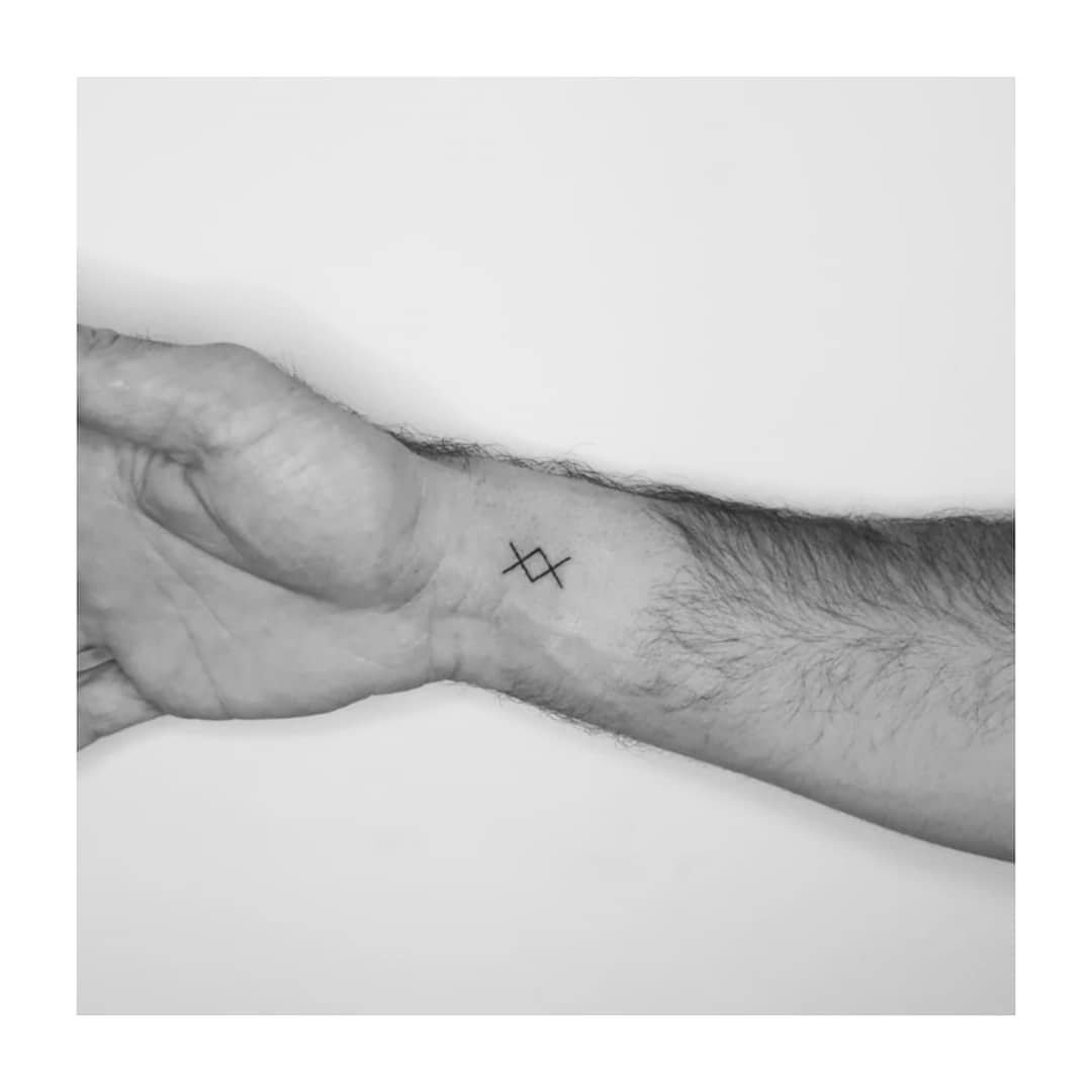 Tatuaje de geometrico en antebrazo, línea fina Sinkply Madrid