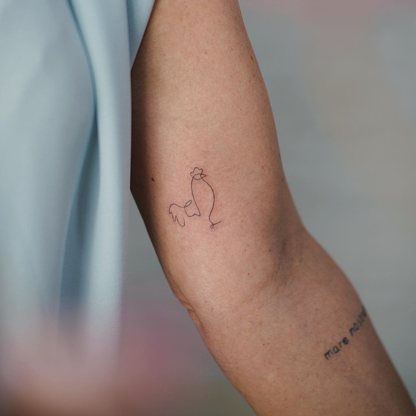 Tatuaje de geometrico en antebrazo, línea fina Sinkply Madrid