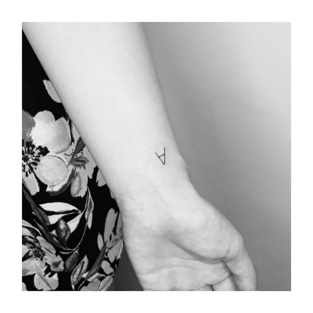 Tatuaje de geometrico en antebrazo, línea fina Sinkply Madrid