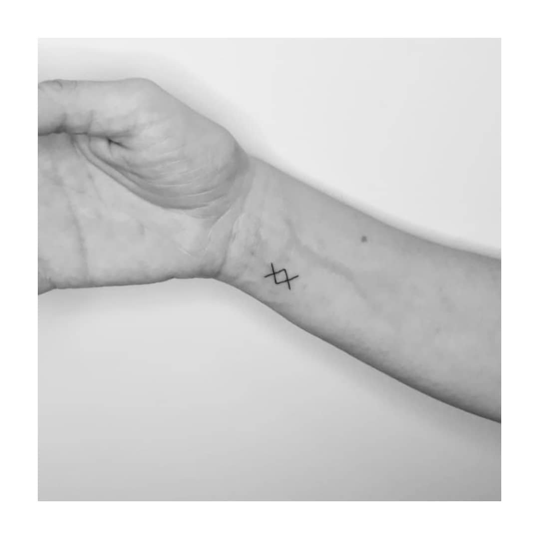Tatuaje de geometrico en antebrazo, línea fina Sinkply Madrid