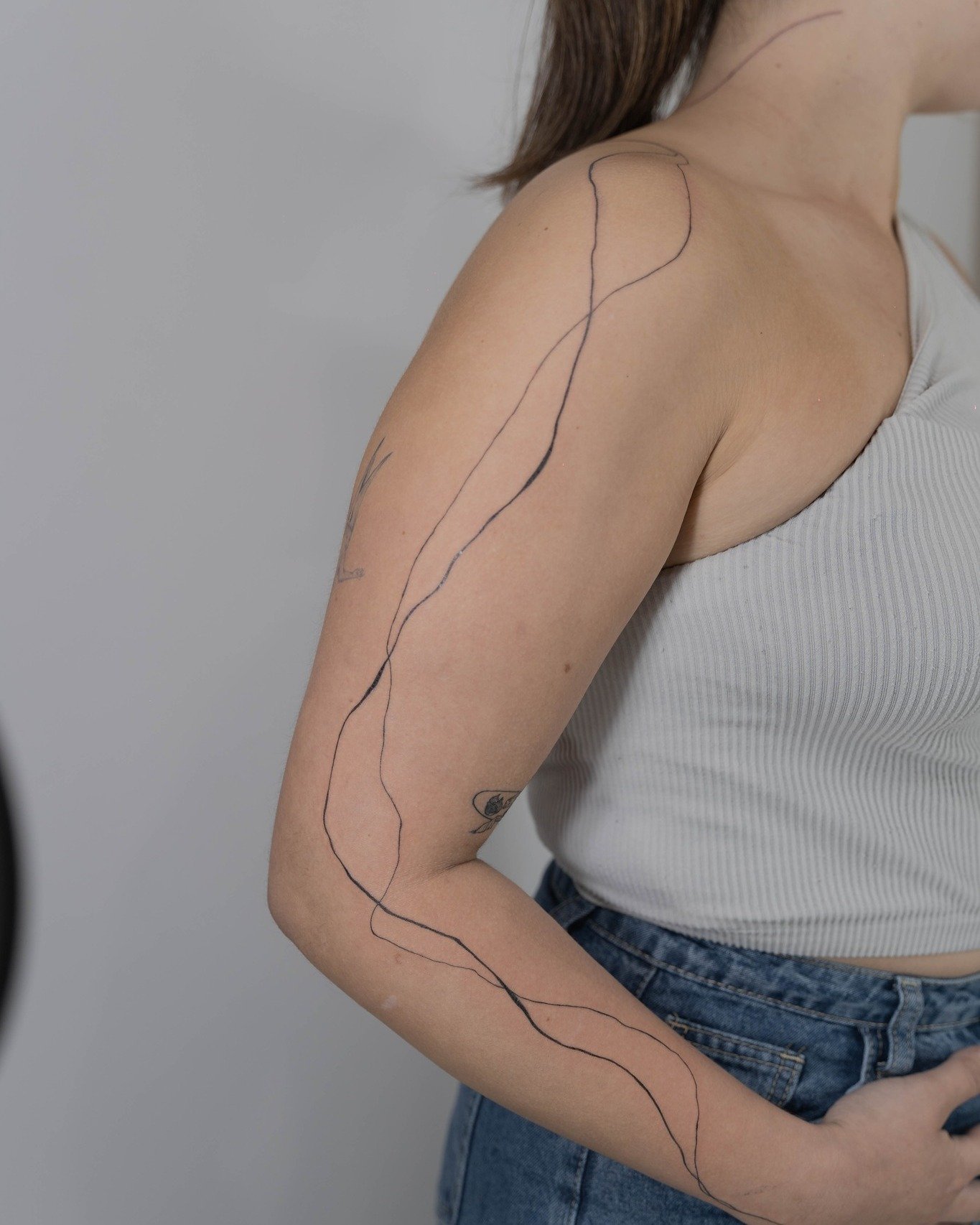 Tatuaje de geometrico en antebrazo, línea fina Sinkply Madrid