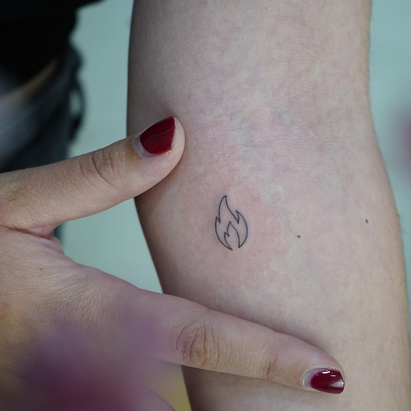 Tatuaje de geometrico en antebrazo, línea fina Sinkply Madrid
