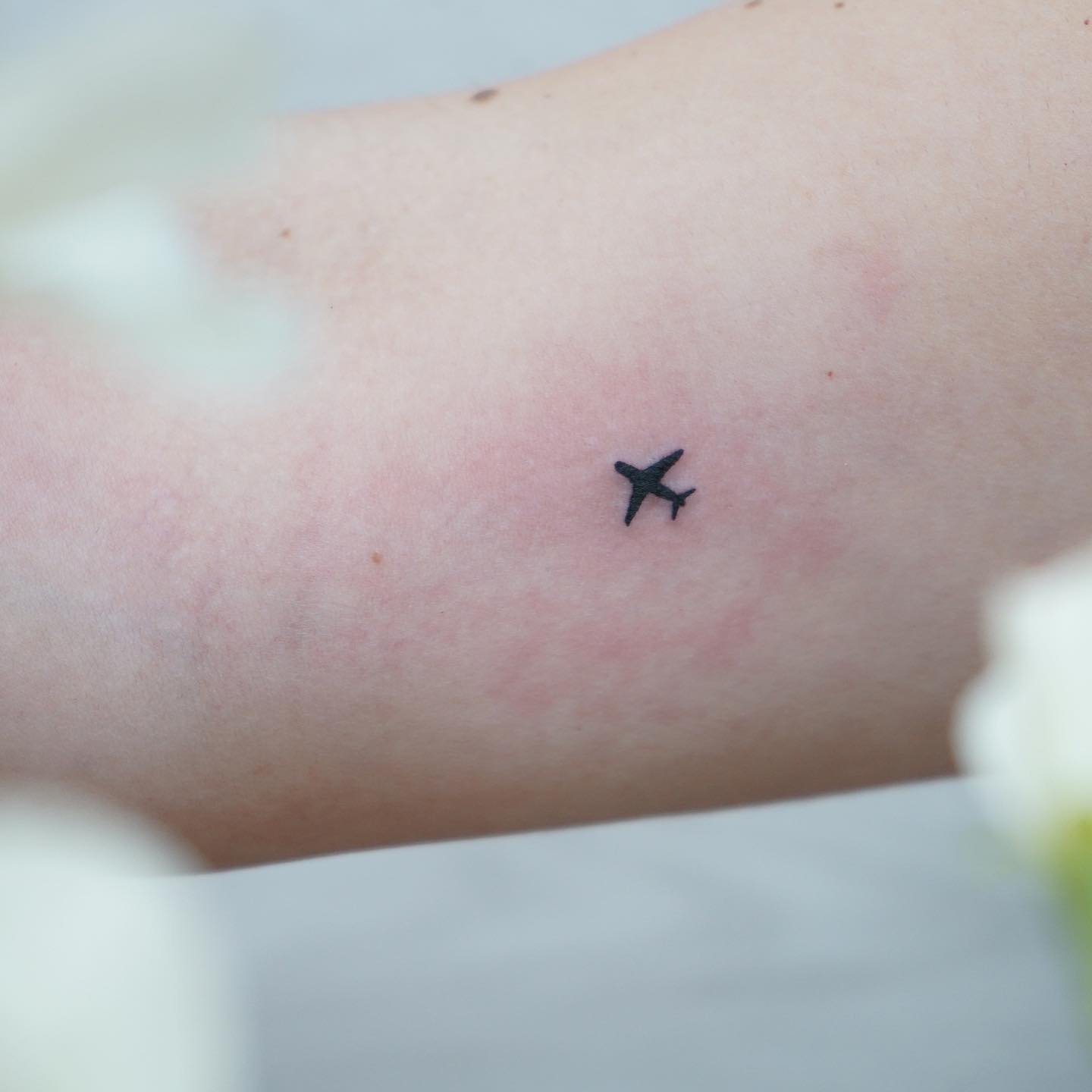 Tatuaje de geometrico en antebrazo, línea fina Sinkply Madrid