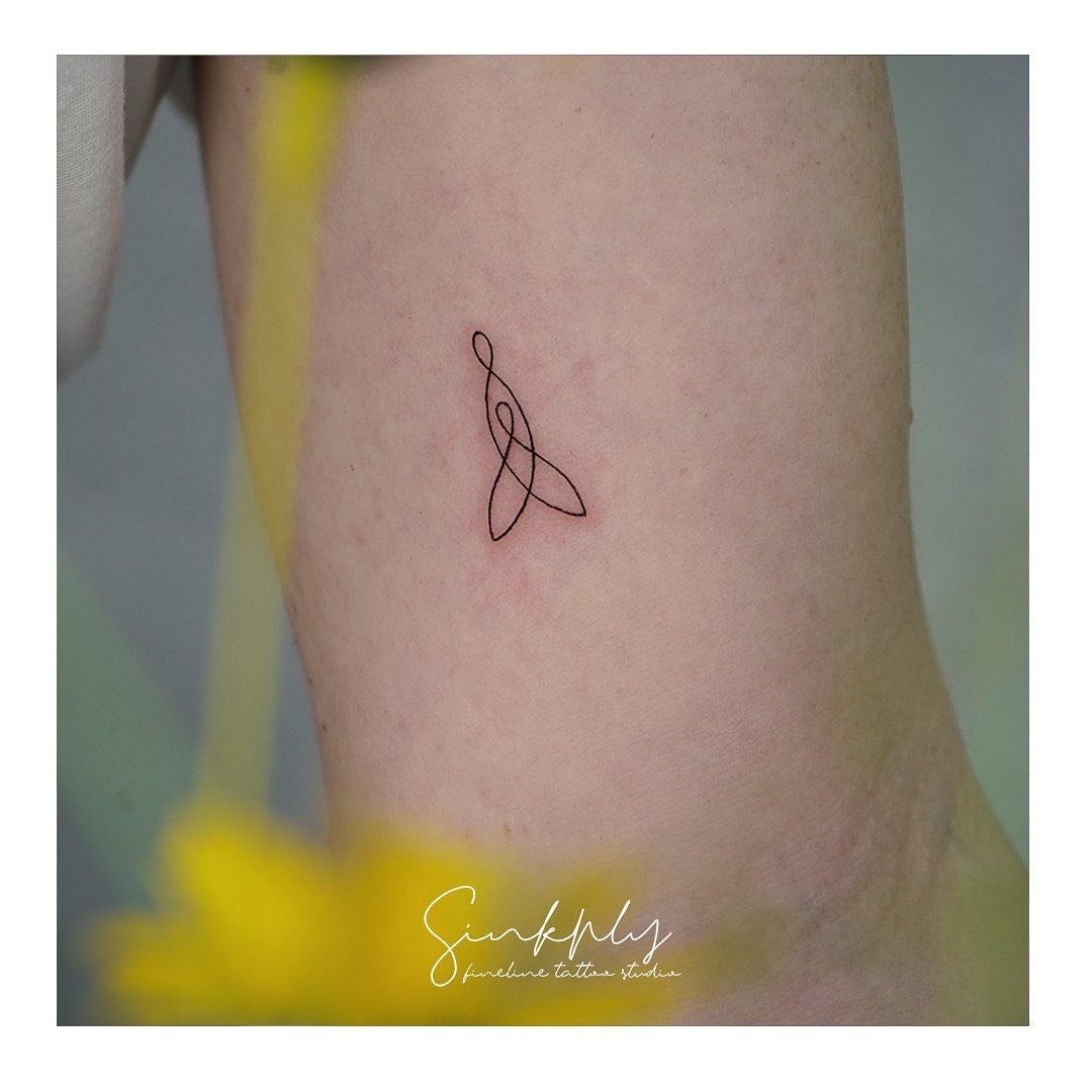Tatuaje de geometrico en antebrazo, línea fina Sinkply Madrid