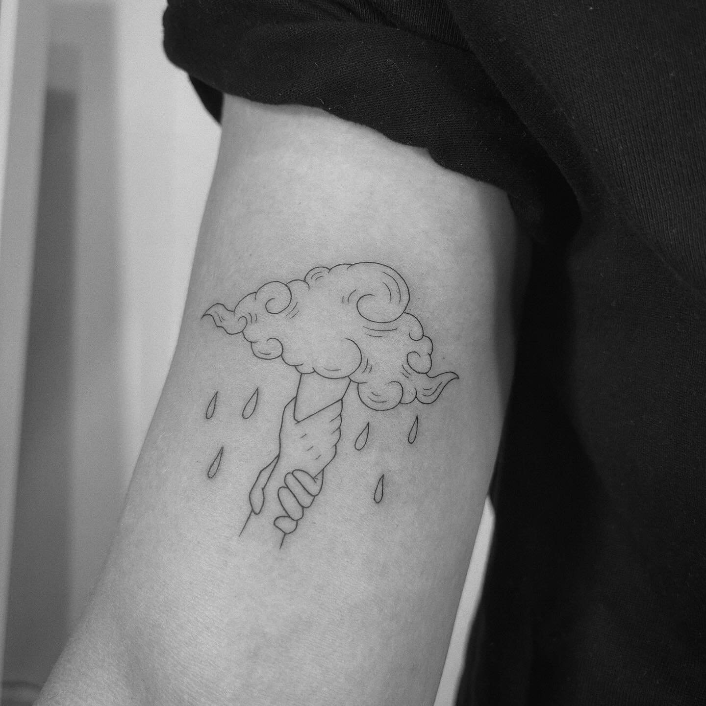 Tatuaje de geometrico en antebrazo, línea fina Sinkply Madrid
