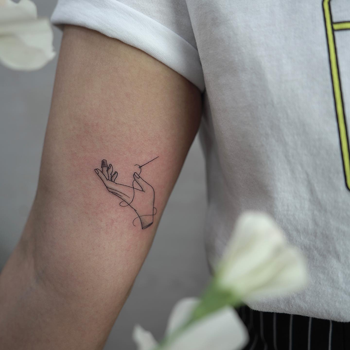 Geometrisches Fine Line Tattoo mit klaren Formen Sinkply Zürich