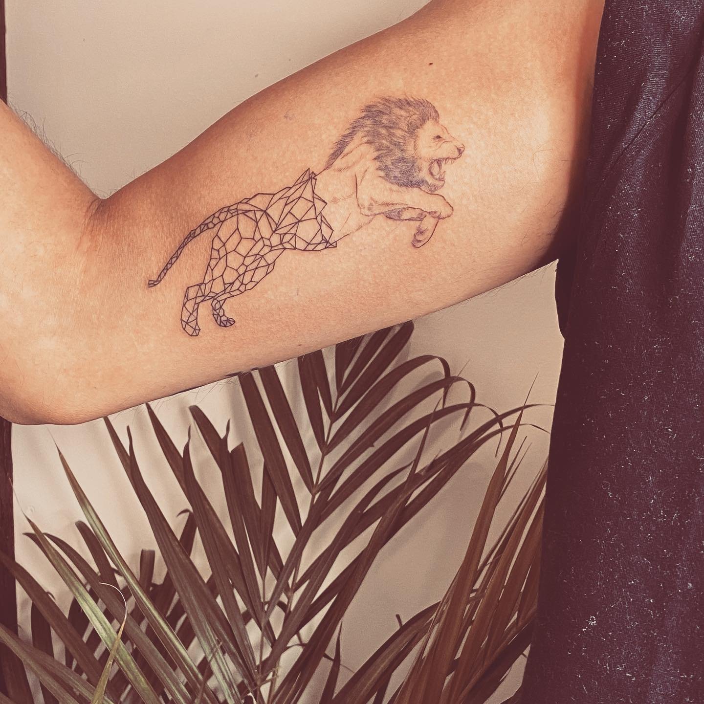 Tatuaje de geometrico en brazo, línea fina Sinkply Madrid