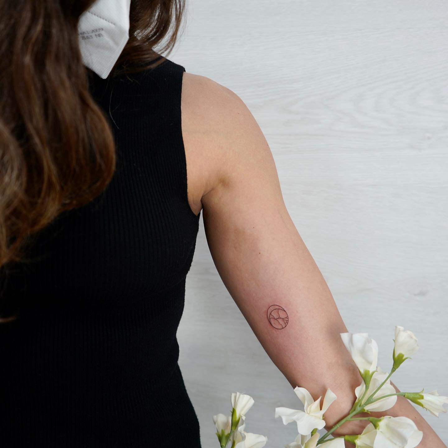 Tatuaje de geometrico en brazo, línea fina Sinkply Madrid
