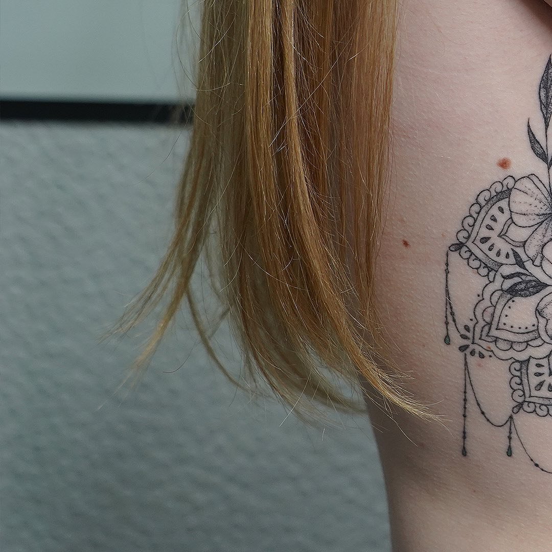 Tatuaje de geometrico en brazo, línea fina Sinkply Madrid