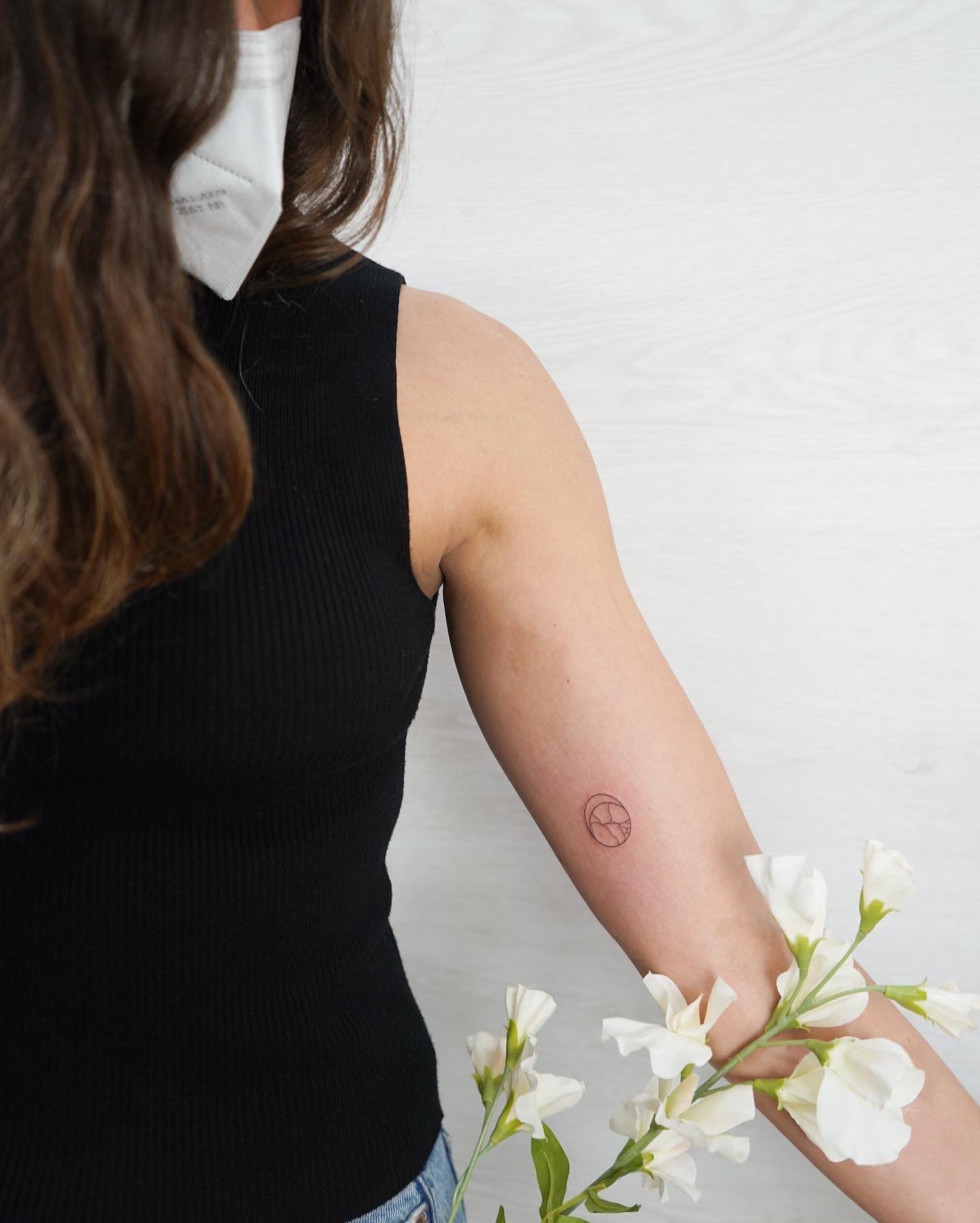 Tatuaje de geometrico en brazo, línea fina Sinkply Madrid