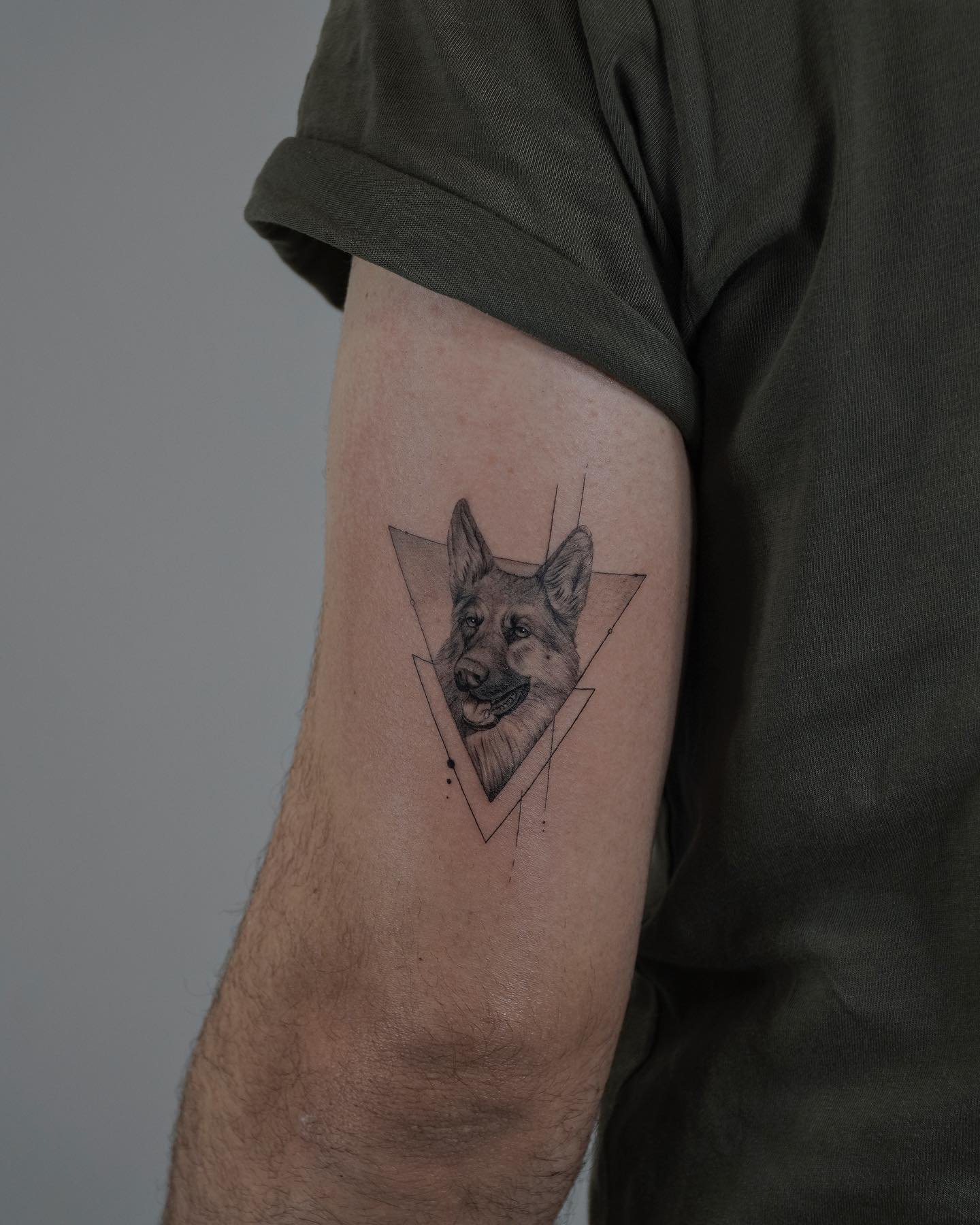 Tatuaje de geometrico en brazo, línea fina Sinkply Madrid