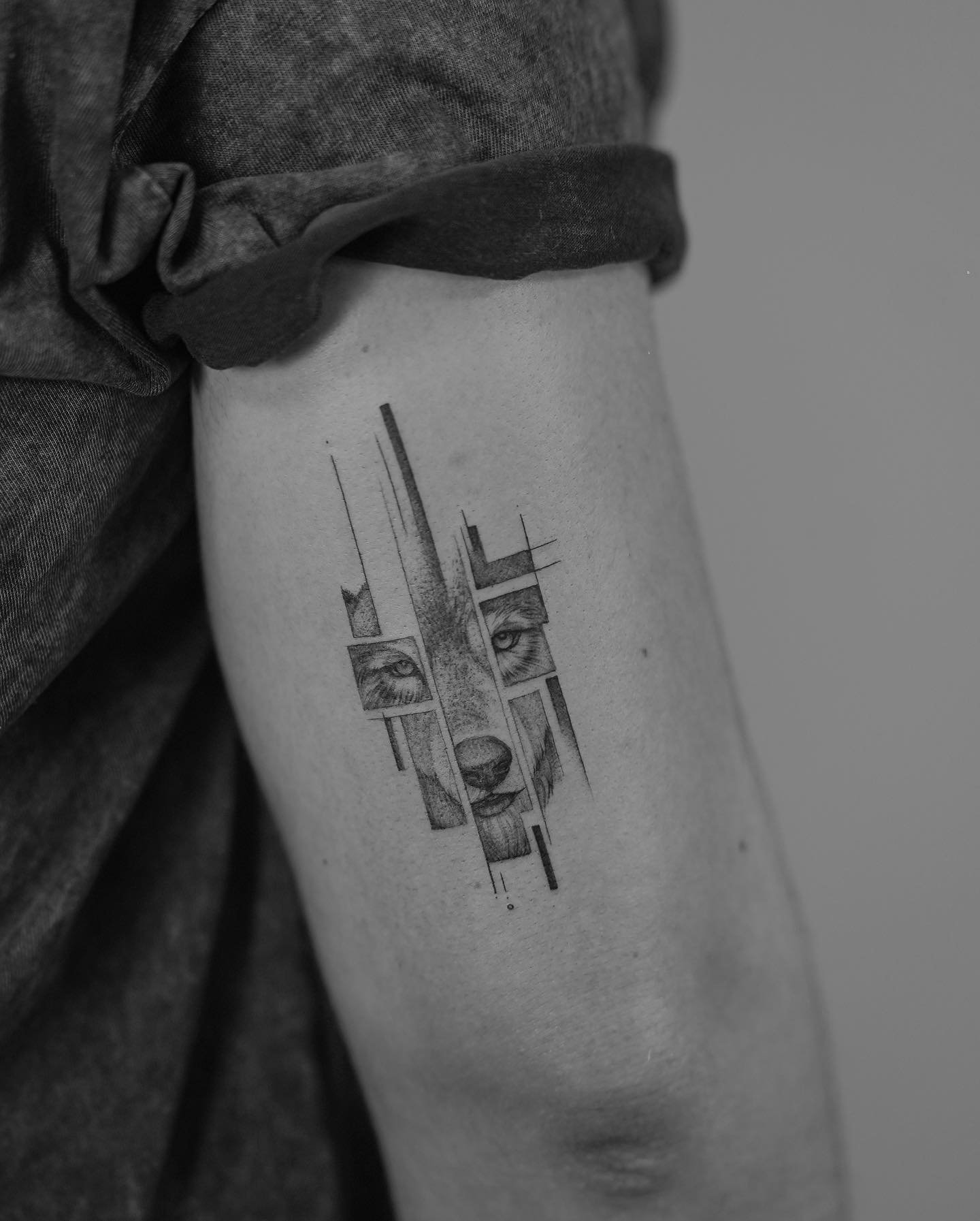 Tatuaje de geometrico en brazo, línea fina Sinkply Madrid