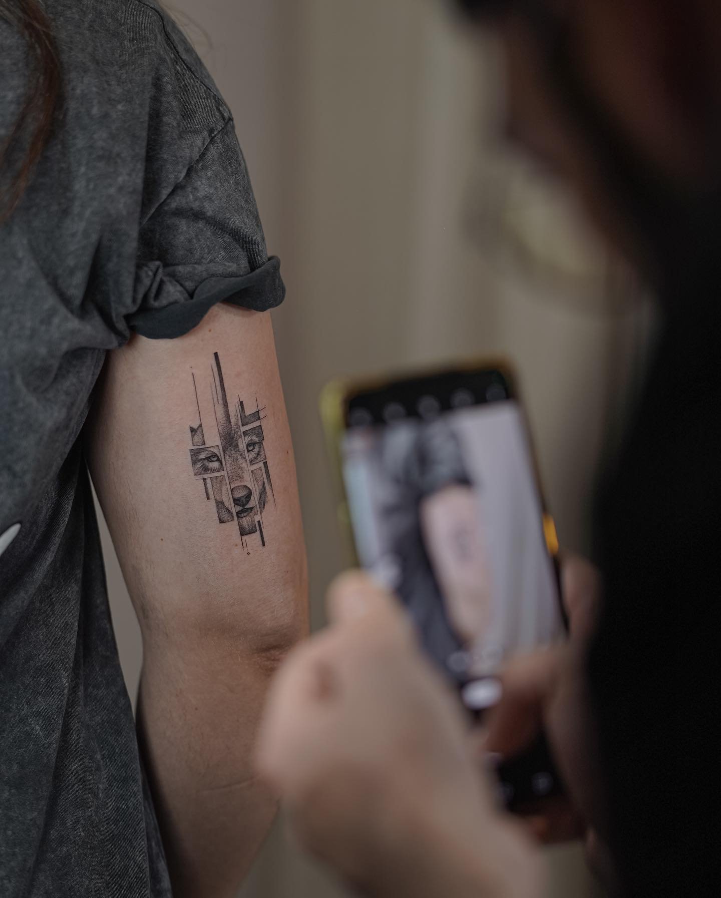 Tatuaje de geometrico en brazo, línea fina Sinkply Madrid