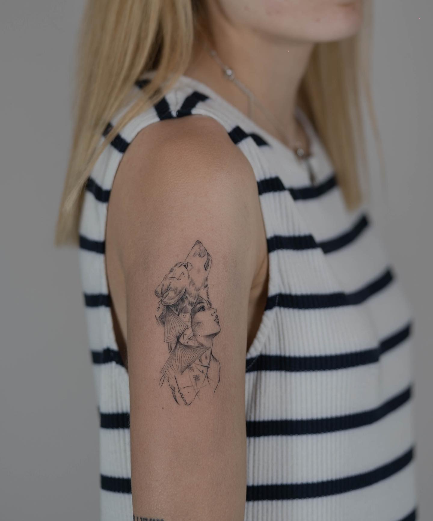 Tatuaje de geometrico en brazo, línea fina Sinkply Madrid