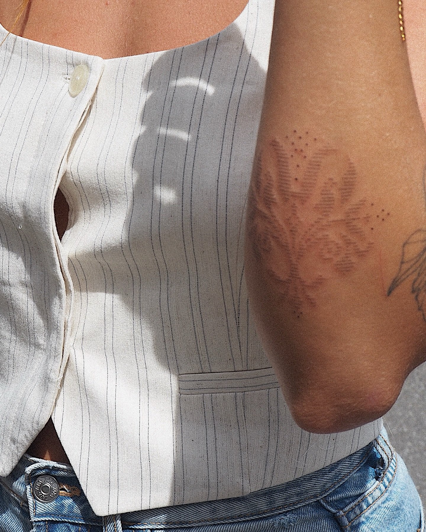 Tatuaje de geometrico en brazo, línea fina Sinkply Madrid
