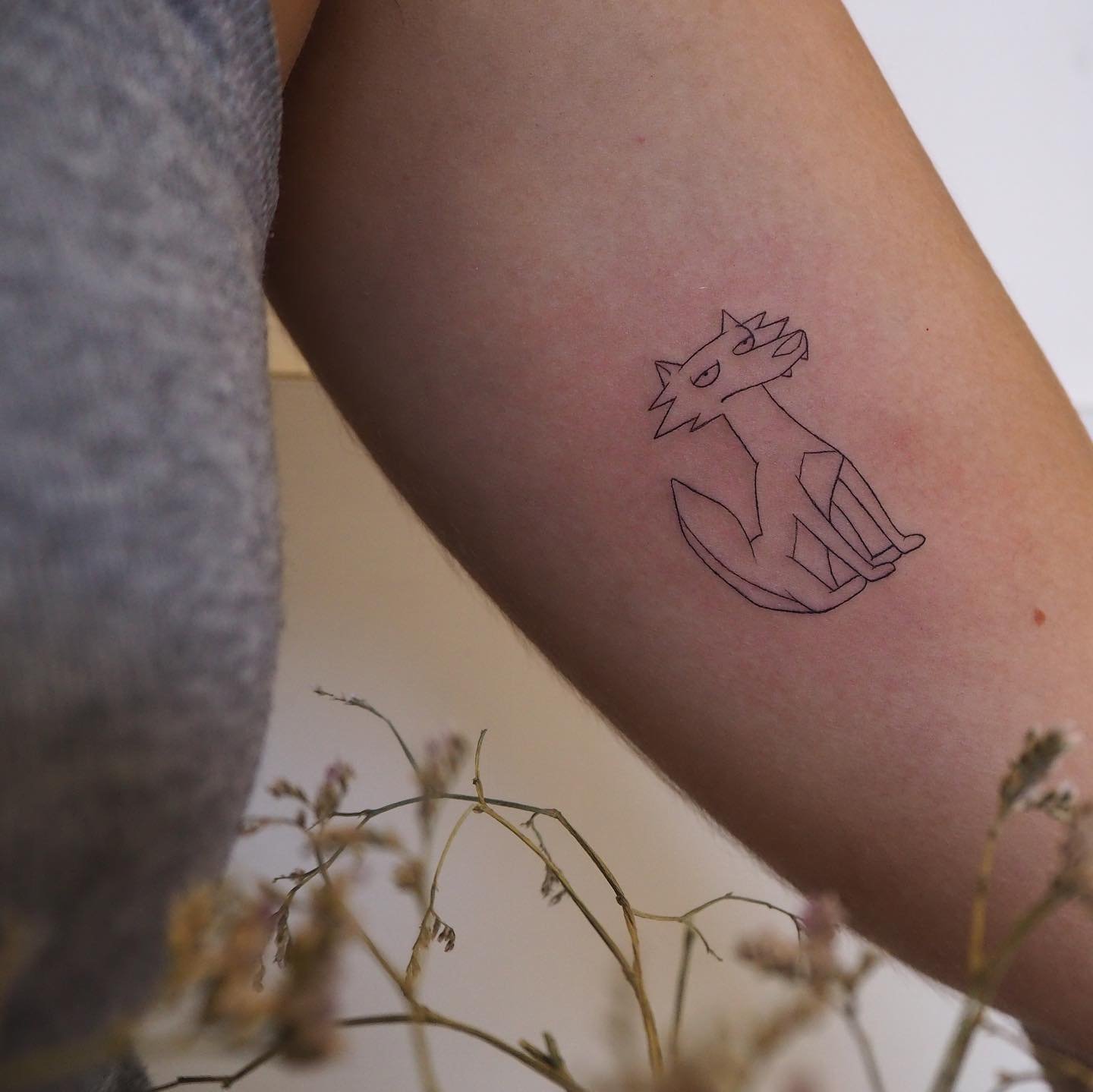 Tatuaje de geometrico en brazo, línea fina Sinkply Madrid