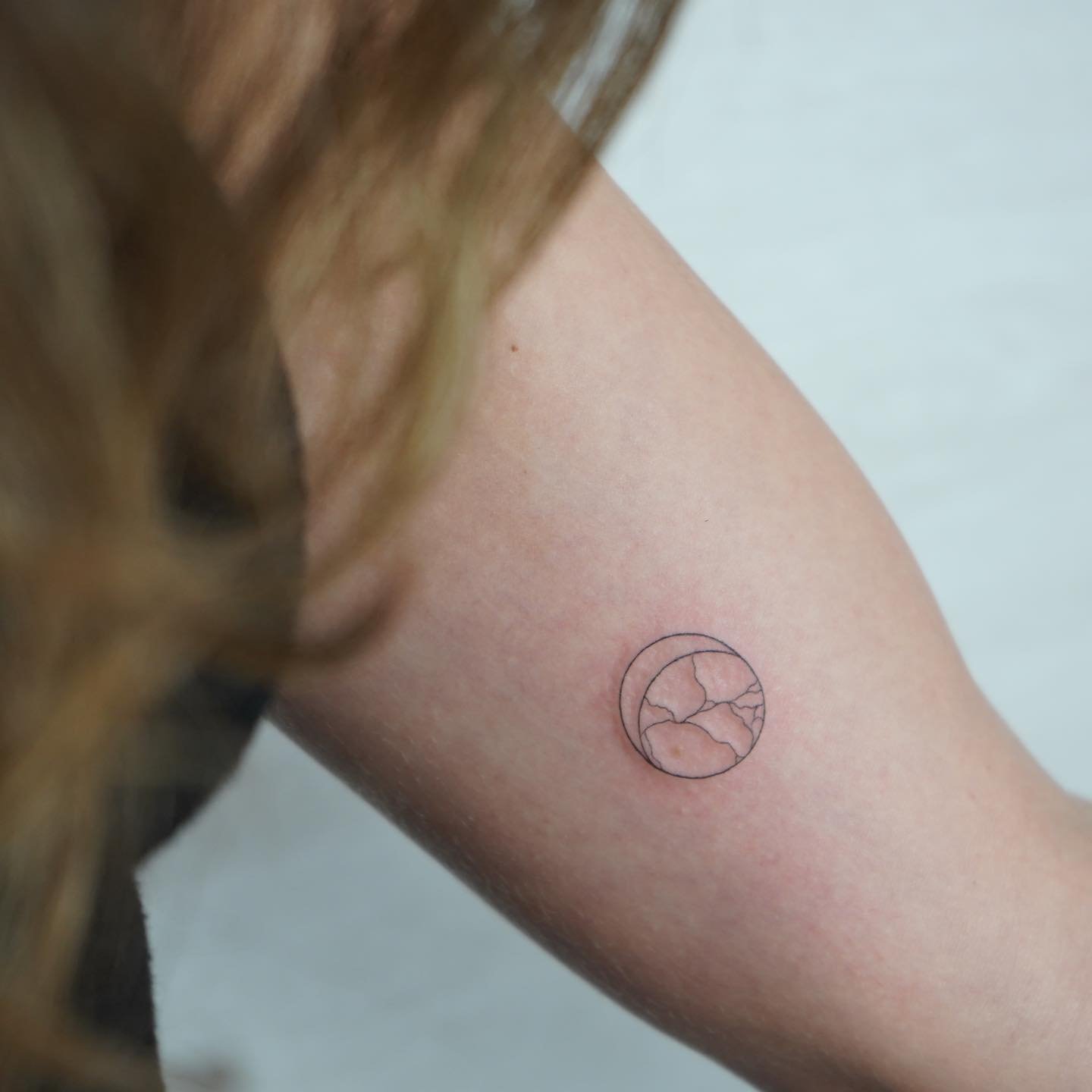 Tatuaje de geometrico en brazo, línea fina Sinkply Madrid
