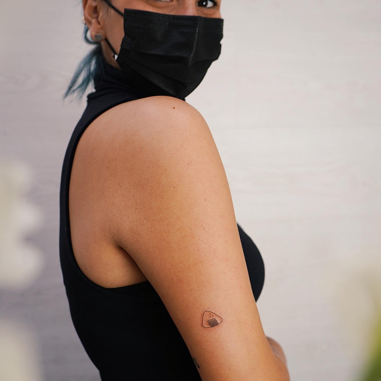 Tatuaje de geometrico en brazo, línea fina Sinkply Madrid