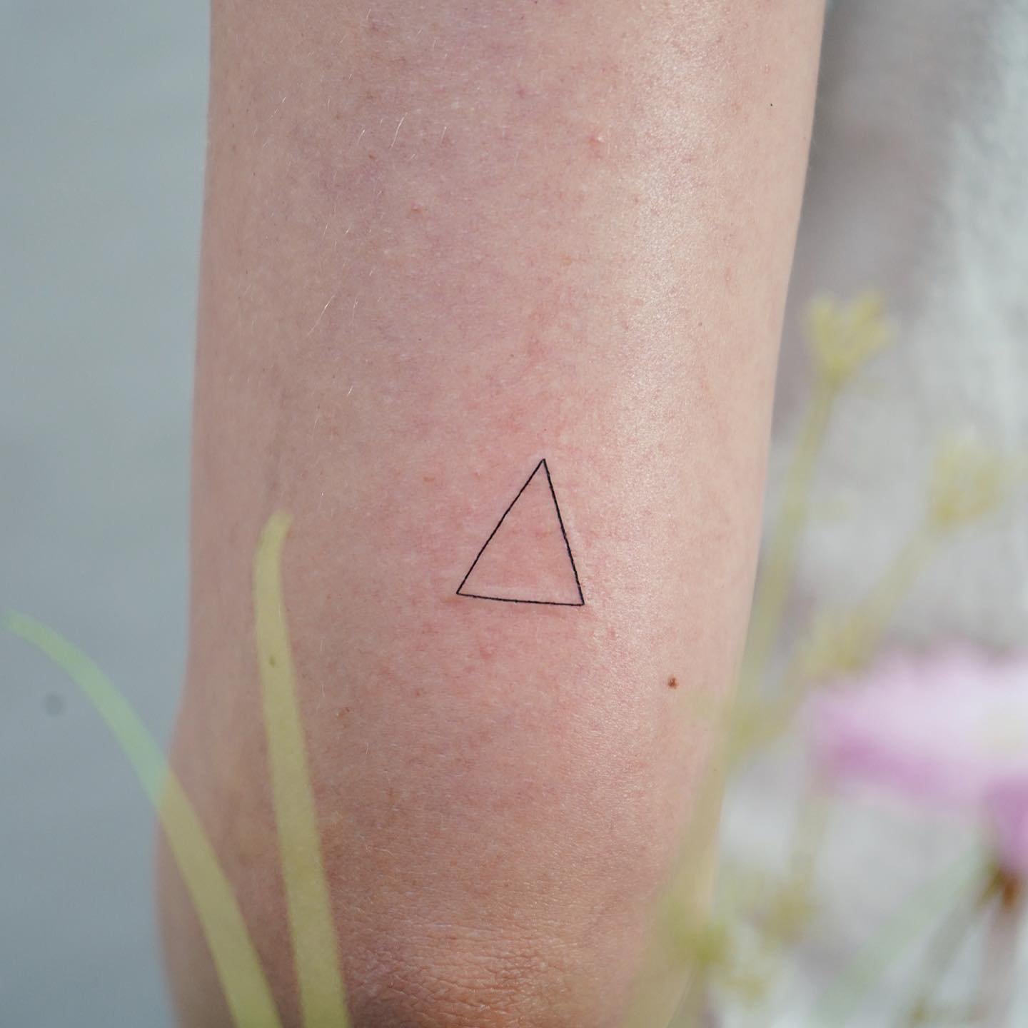 Tatuaje de geometrico en brazo, línea fina Sinkply Madrid