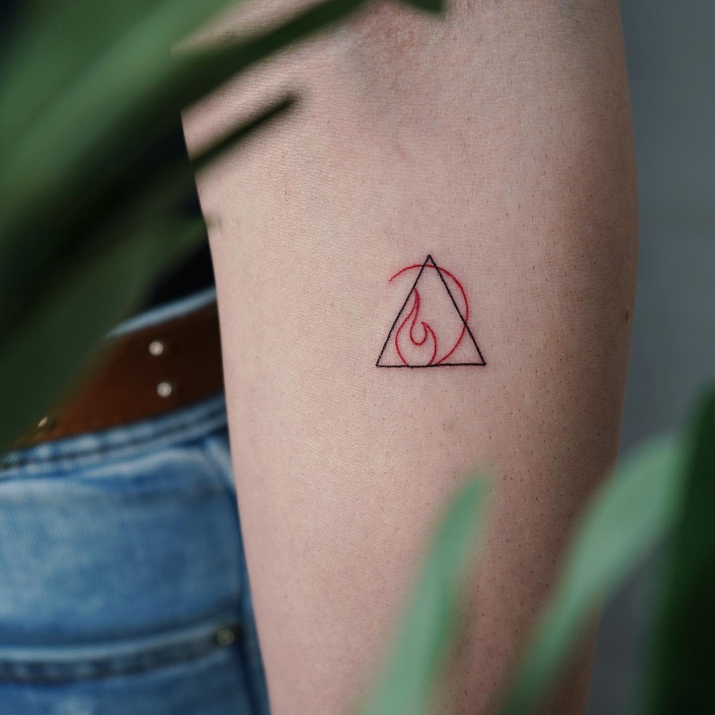 Tatuaje de geometrico en brazo, línea fina Sinkply Madrid