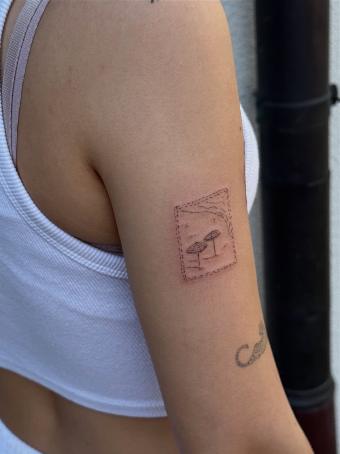 Tatuaje de geometrico en brazo, línea fina Sinkply Madrid
